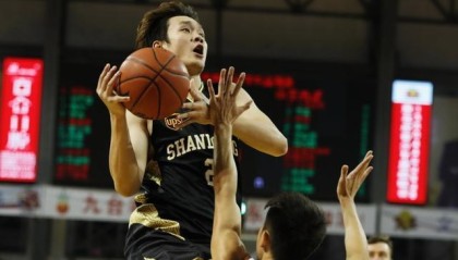  亚洲新星闪耀赛场斩获关键三分