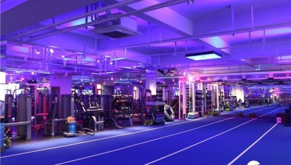  夜间灯光球场投入使用，上班族下班后挥拍健身