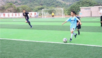  足球公益项目下乡，留守儿童圆梦球场  