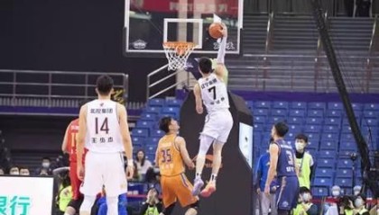  张镇麟隔扣外援辽宁战胜青岛展实力