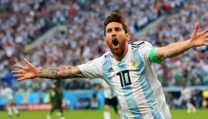  世界杯决赛激战正酣，阿根廷领先巴西