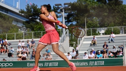  郑钦文强势晋级八强，中国金花闪耀法网