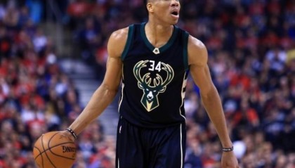  雄鹿字母哥强势发挥轻取篮网