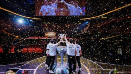  电竞女将巾帼不让须眉勇夺冠军