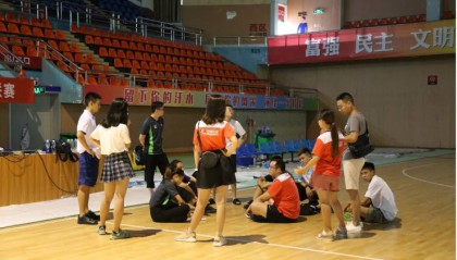  青少年篮球联赛开幕，青春风暴席卷赛场