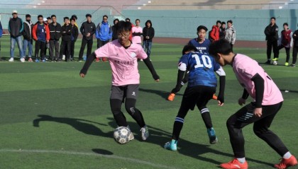  校园足球联赛开幕，青春激情点燃绿茵  