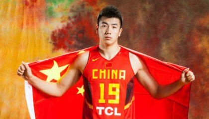  篮坛新星闪耀赛场展非凡实力