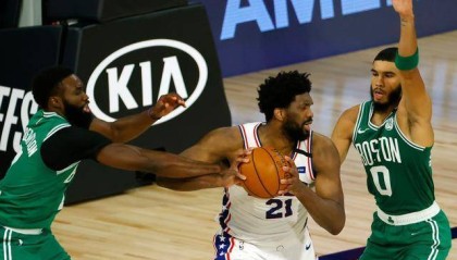  塔图姆末节爆发绿军加时险胜雄鹿