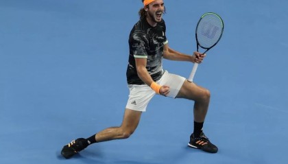  西西帕斯网前截击屡建奇功强势过关