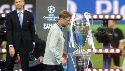  莱巴金娜身高优势尽显统治网前较量