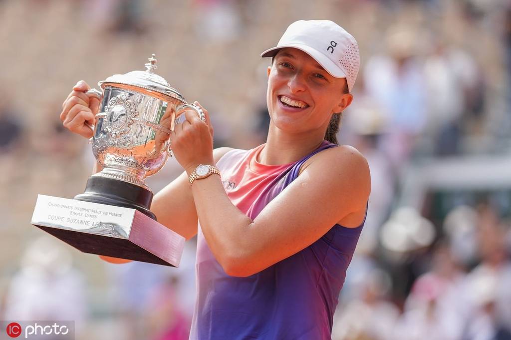  斯维亚泰克卫冕成功，罗兰加洛斯再捧金杯