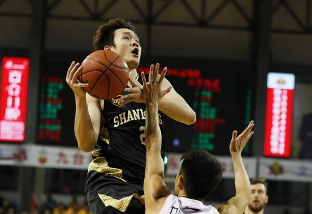  亚洲新星闪耀赛场斩获关键三分