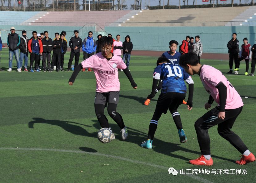  校园足球联赛开幕，青春激情点燃绿茵  