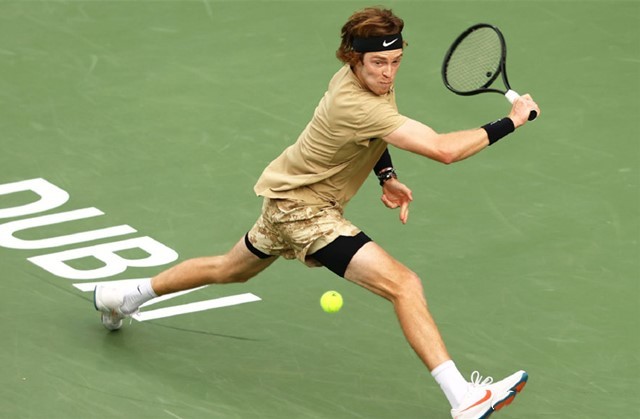  卢布列夫苦战五盘过关，硬地赛季渐入佳境