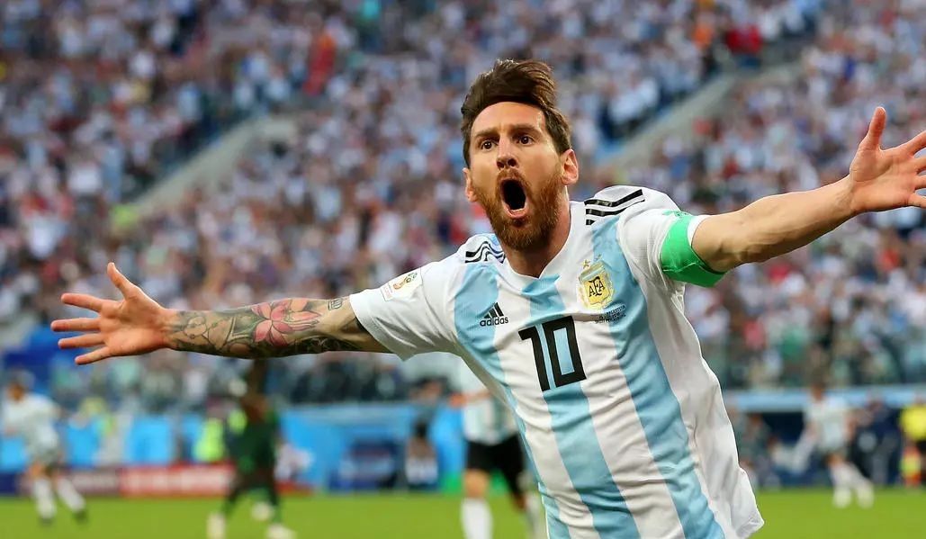  世界杯决赛激战正酣，阿根廷领先巴西