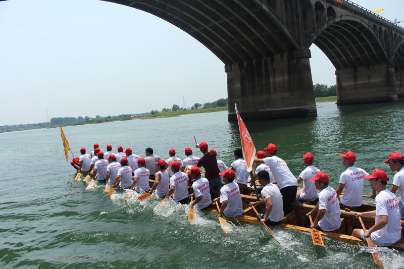 跨国友谊赛精彩纷呈，文化交流架起桥梁  