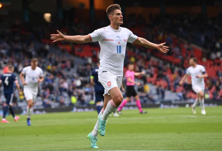  季后赛激战正酣，强队对决火花四射