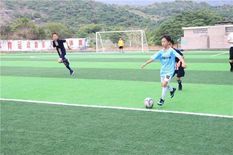  足球公益项目下乡，留守儿童圆梦球场  